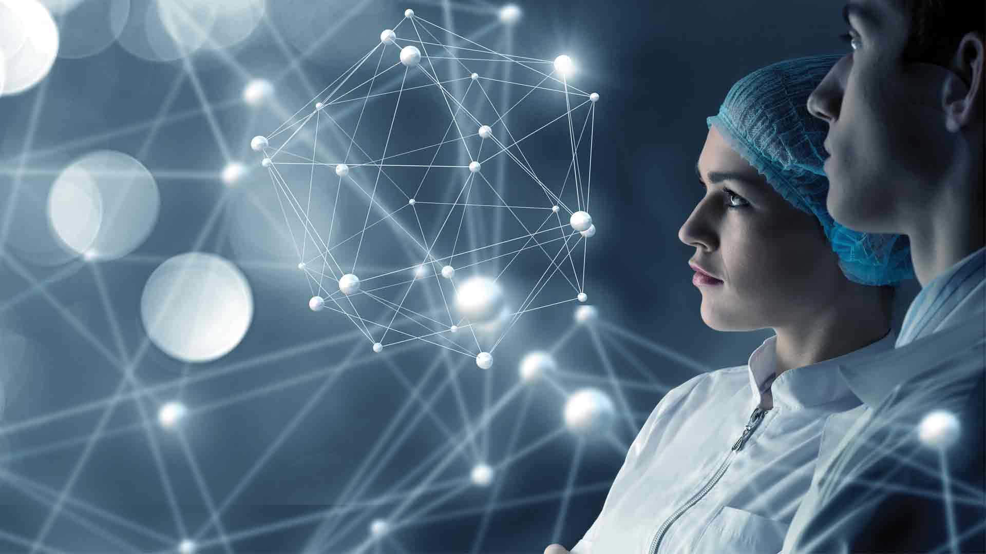 Deux praticiens observant une expérience