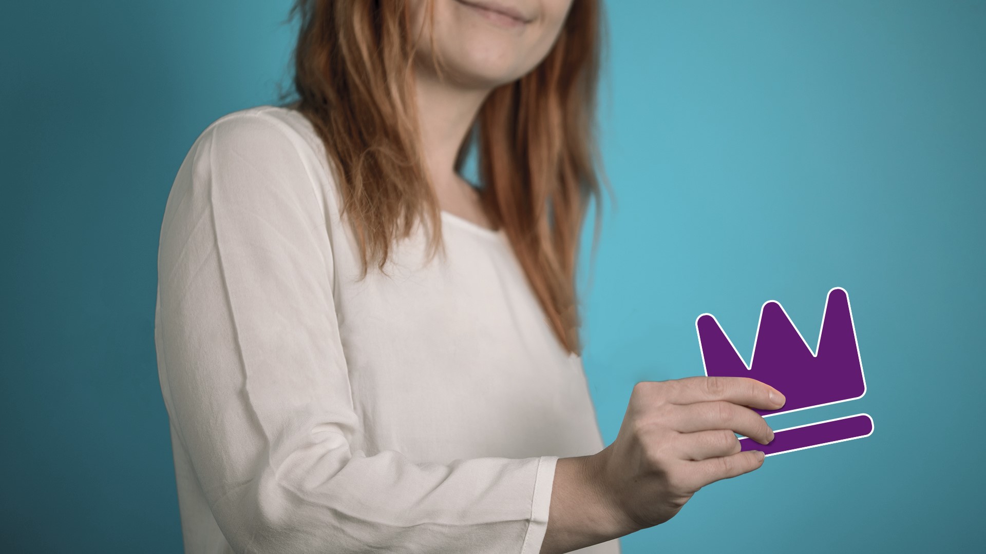 Une femme montrant une pancarte
