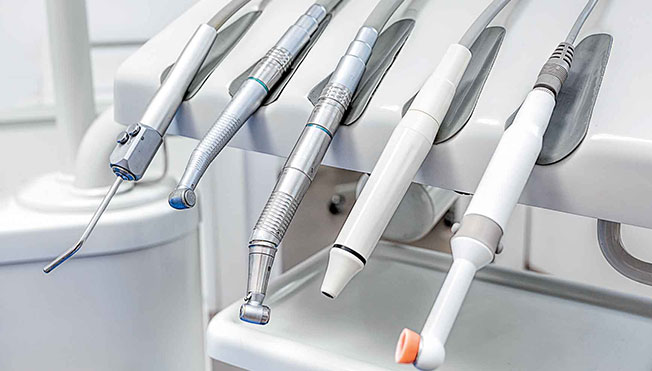 Des instruments dentaires dans un cabinet dentaire